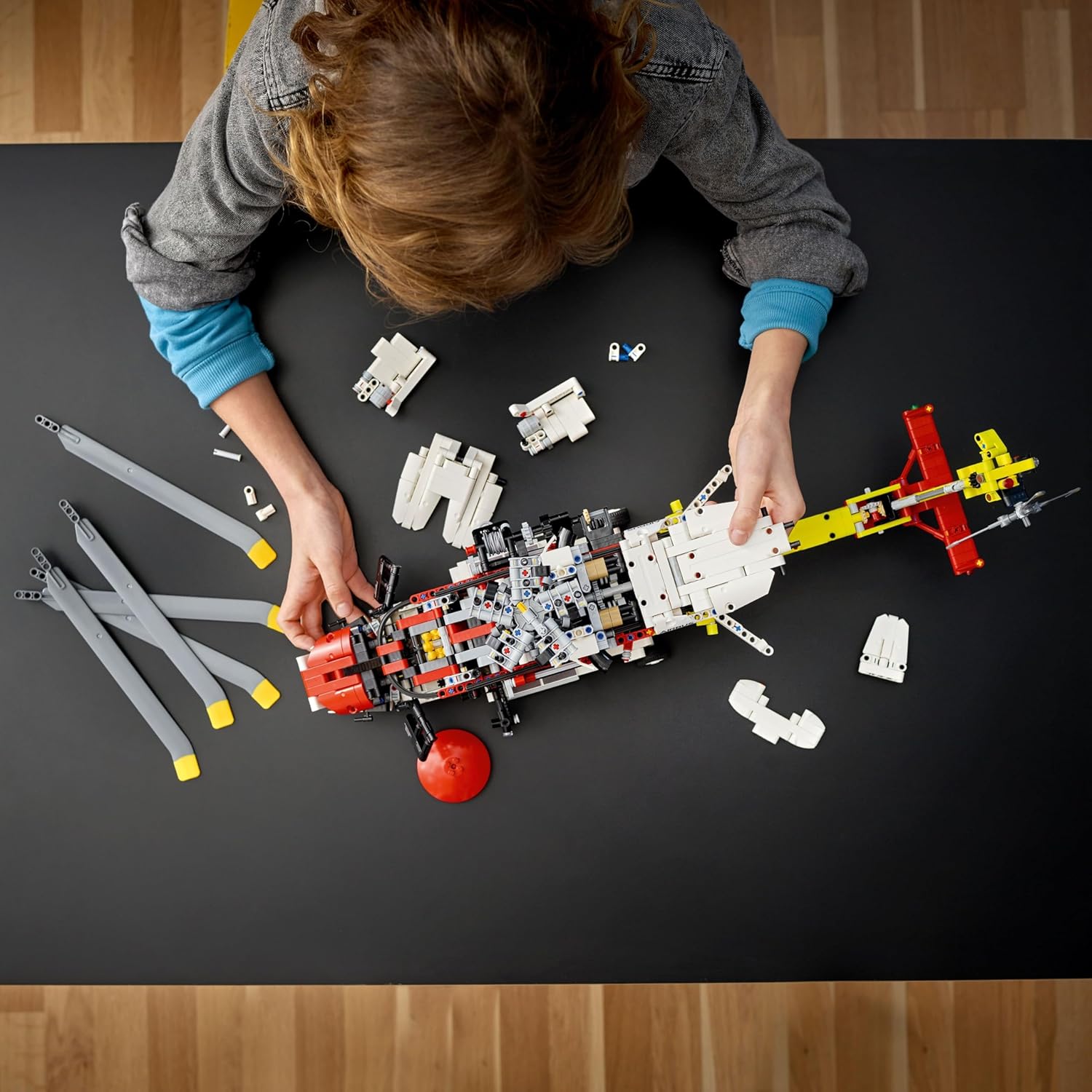 Lego 42145 Technic Airbus H175 Kurtarma Helikopteri Görseli