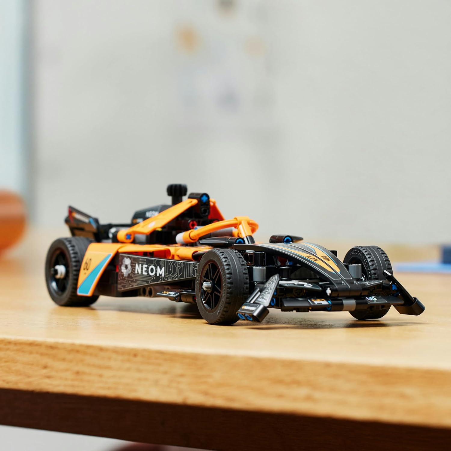 Lego 42169 Technic Neom Mclaren Formula E Yarış Arabası Görseli