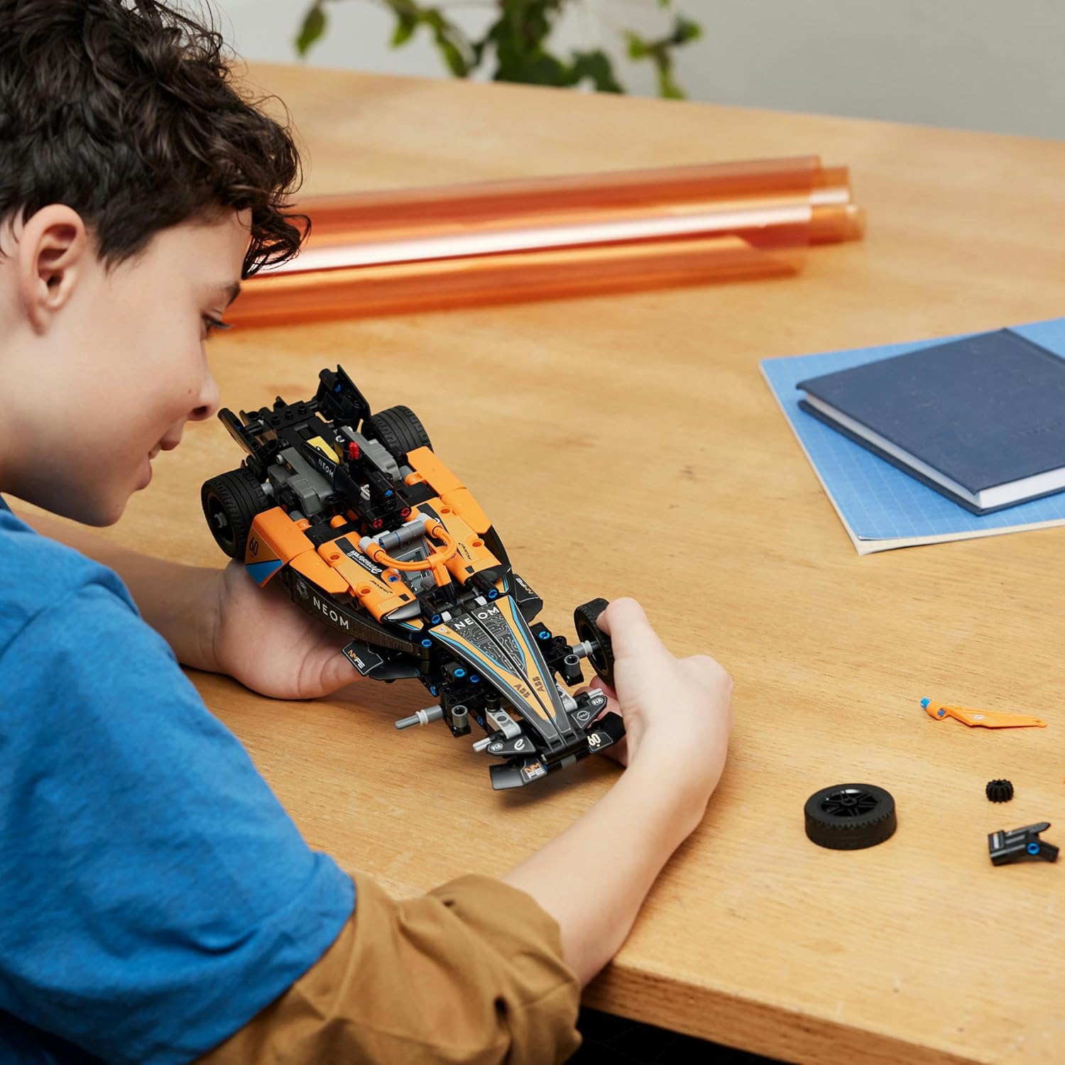 Lego 42169 Technic Neom Mclaren Formula E Yarış Arabası Görseli