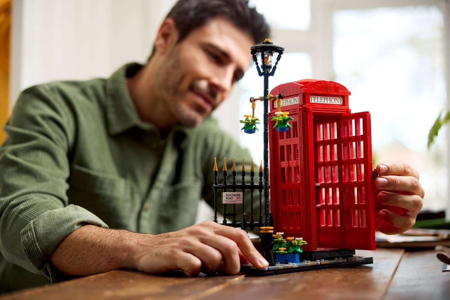 Lego 21347 Ideas Kırmızı Londra Telefon Kulübesi Görseli